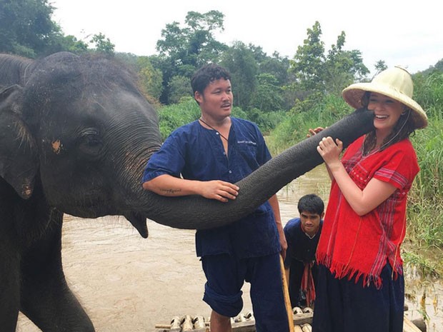 Marina Ruy Barbosa com elefante na Tailândia (Foto: Instagram/ Reprodução)