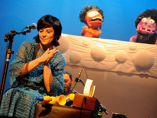 Fernanda Takai à frente do Pato Fu: banda mineira apresenta 'Música de Brinquedo' em Uberaba (Foto: Divulgação)