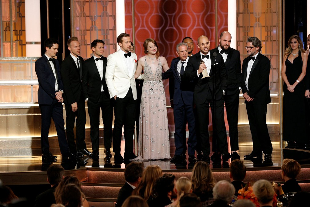 Equipe de 'La la land: Cantando estações' recebe o Globo de Ouro de melhor filme de comédia ou musical (Foto: Paul Drinkwater/Cortesia NBC/Reuters)