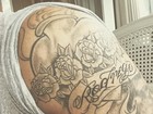Ex-BBB Rodrigão faz tatuagem em homenagem ao filho