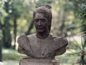 Busto que homenageia a memória de Chiquinha Gonzaga e está em exposição no Passeio Público do Rio. (Foto: Reprodução/ Site Riomonumentos.com)