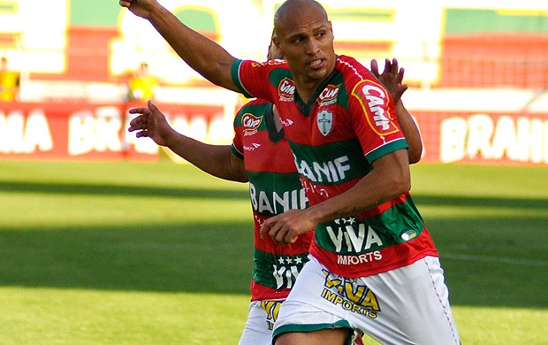 edno portuguesa gol paraná (Foto: Levi Bianco / Agência Estado)