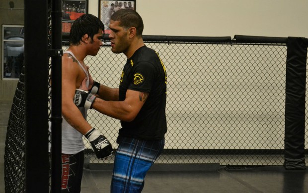 Erick Silva ajuda Antônio Pezão em treino (Foto: Adriano Albuquerque/SporTV.com)