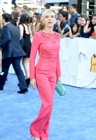 Que cinturinha! Scarlett Johansson aparece com look poderoso em evento