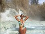 Ariadna mostra curvas em banho de cachoeira na Toscana, Itália