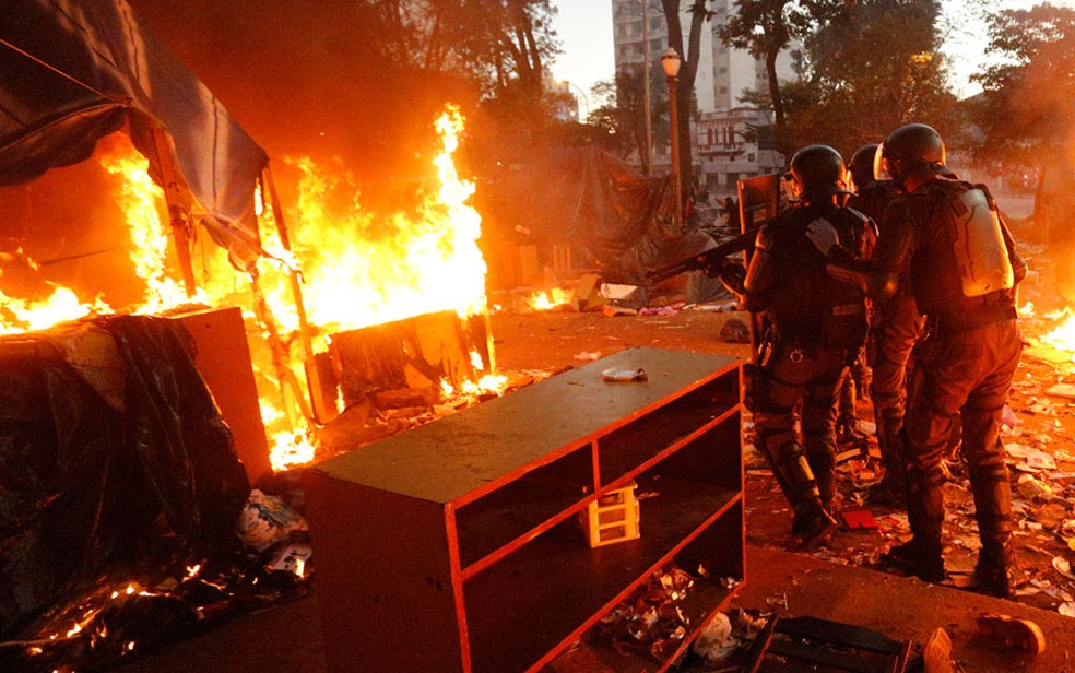 Polícia entra na Praça Princesa Isabel, na região da Cracolândia, no Centro de São Paulo (Foto: Leonardo Benassato/Framephoto/Estadão Conteúdo)