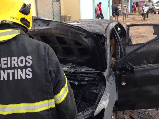 Bombeiros foram chamados e conseguiu controlar as chamas (Foto: Divulgação/Corpo de Bombeiros) Bombeiros foram chamados e conseguiu controlar as chamas (Foto: Divulgação/Corpo de Bombeiros)
