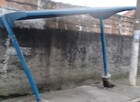 Internauta flagra ponto de ônibus caindo (Edilene Silva Nascimento / VC no G1)