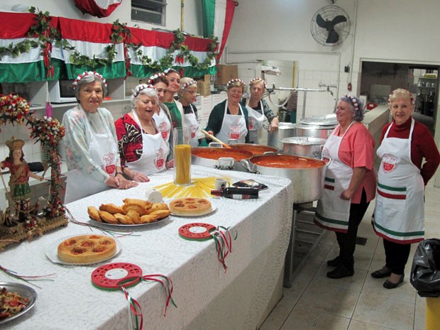 'Mamas' se reúnem para preparar as delícias da culinária italiana servidas durante a festa (Foto: Marcelo Mora/G1)