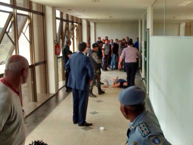 Homem foi baleado no Fórum de São Luís (Foto: Reprodução)