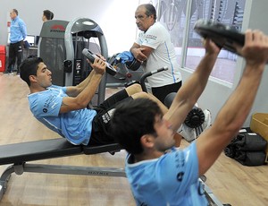 Luis Suarez treino Uruguai academia (Foto: AFP)