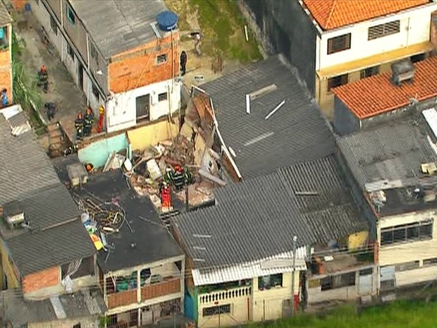 Explosão destrói casa em Taboão da Serra, em SP (Foto: Reprodução)