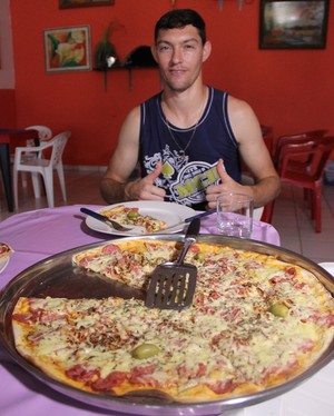Thiago Luiz, goleiro da Amax, que também trabalha como pizzaiolo (Foto: João Paulo Maia)