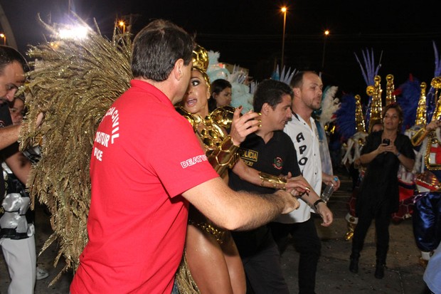 Sabrina Sato causa confusão na saida da Gaviões da Fiel (Foto: Iwi Onodera/EGO)