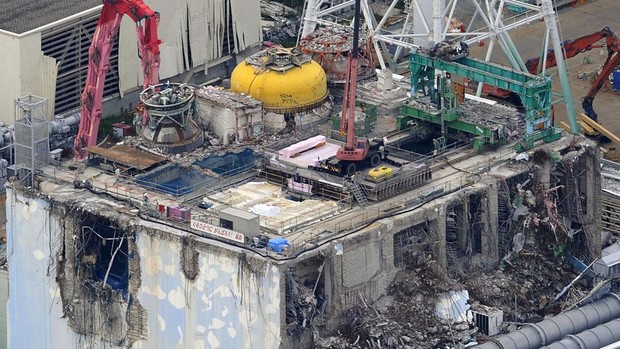 Foto aérea mostra guindaste trabalhando no reator danificado na usina nuclear em Fukushima, no Japão. (Foto: Kyodo News/AP) Foto aérea mostra guindaste trabalhando no reator danificado na usina nuclear em Fukushima, no Japão. (Foto: Kyodo News/AP)