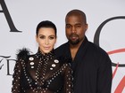 Grávida,  Kim Kardashian exagera na transparência e usa hot pants 