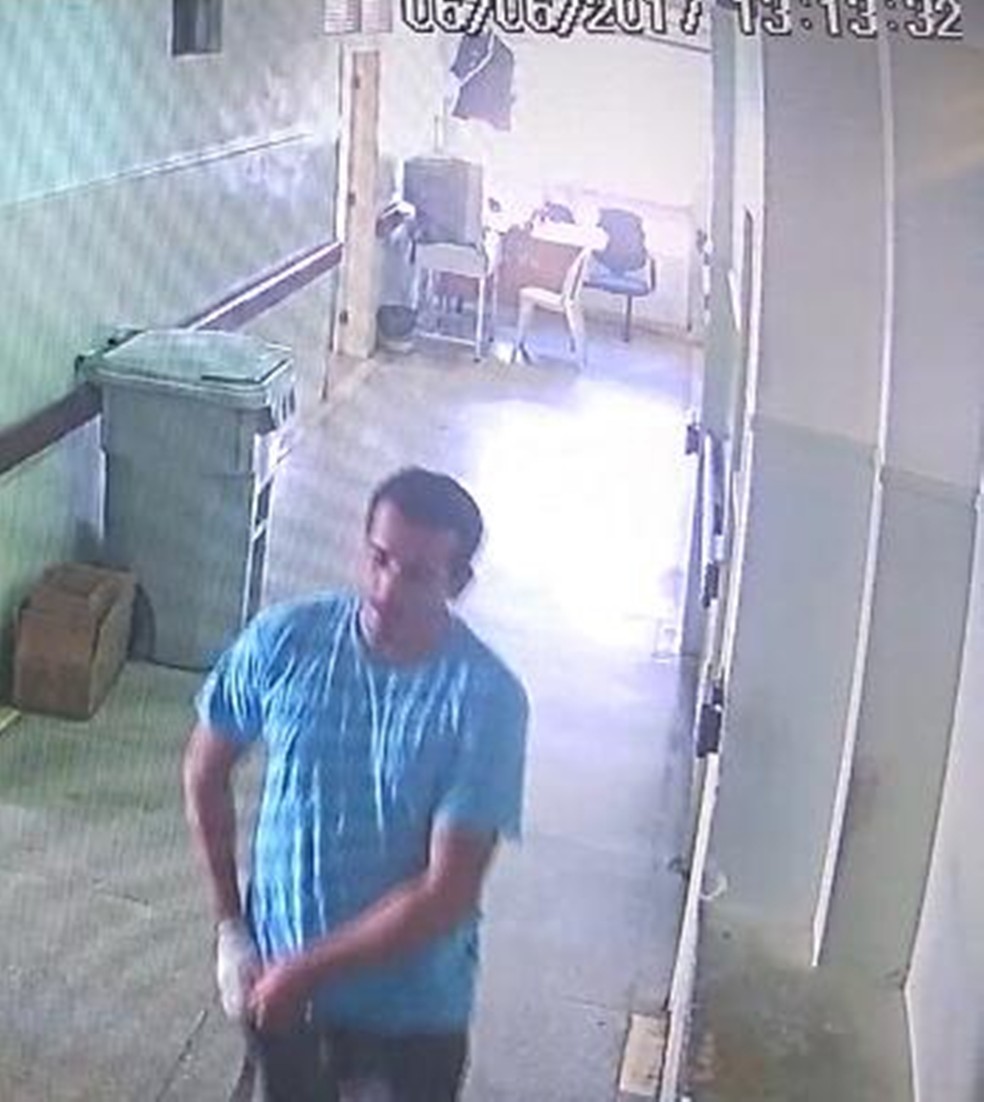 Imagem do circuito de vigilância mostra o momento em que o preso Raimundo Kleber Benício da Costa deixa a enfermaria do hospital (Foto: G1/RN)