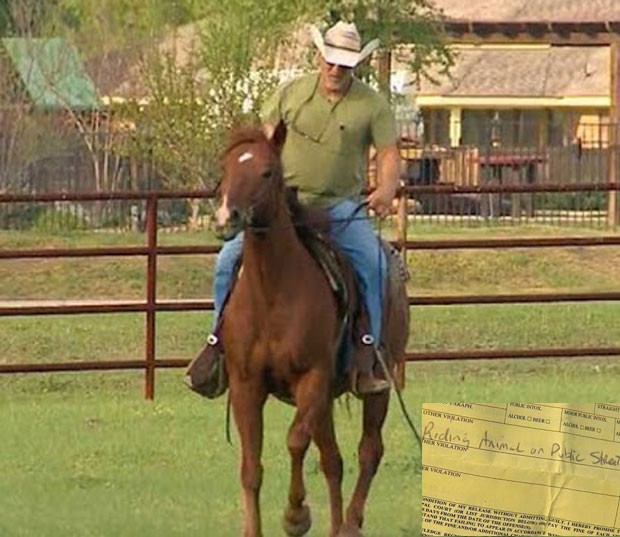 Rick Braun foi multado em US$ 266 (R$ 814) acusado de ir a cavalo de seu rancho até restaurante fast-food (Foto: Reprodução/YouTube/USA Today)