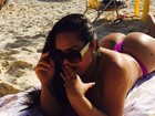 Mulher Melancia posa de fio-dental na praia
