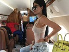Kylie Jenner capricha na ousadia para viajar de jatinho