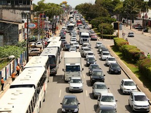 Trânsito na Avenida Fernandes Lima ficou intenso.  (Foto: Jonathan Lins/G1)