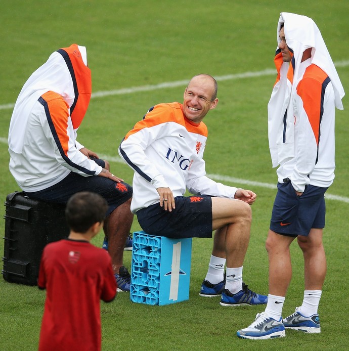 De Jong, Robben e Sneijder conversam na Gvea sob chuva um dia depois de enfrentar a Austrlia (Foto: Agncia Getty Images)