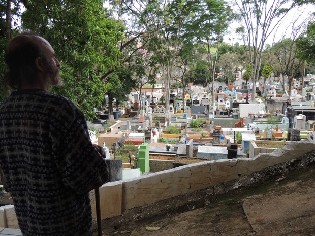 Popó é chamado de "Guardião do Cemitério" pelos coveiros de Santa Isabel (Foto: Jamile Santana/G1)