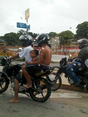 G1 também flagrou criança sendo transportada em moto, sem capacete, nos Bultrins, em Olinda (Foto: Luna Markman/ G1)