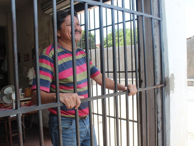 Após dois roubos, Manoel José instalou grades nas portas do comércio (Foto: Catarina Costa/G1)