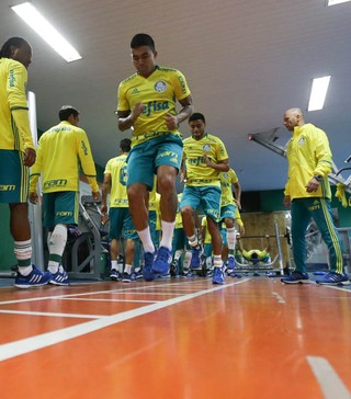  Edu Dracena e Mina fazem trabalho físico na reapresentação do Palmeiras