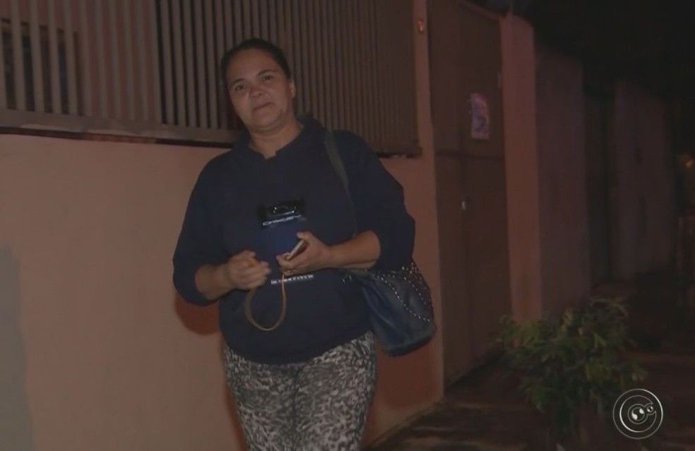 Empregada doméstica tem que fazer uma caminhada de 10 minutos por ruas escuras (Foto: Reprodução / TV TEM )