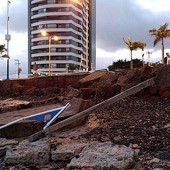 Maré em São Luís destrói calçamento (Maré destrói calçamento na orla (Douglas Pinto / TV Mirante))