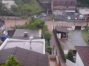 Rua Olavo Bilac, no bairro Castelânia, ficou inundada em poucos minutos de chuva (Foto: Luciana Tesch / Arquivo pessoal)