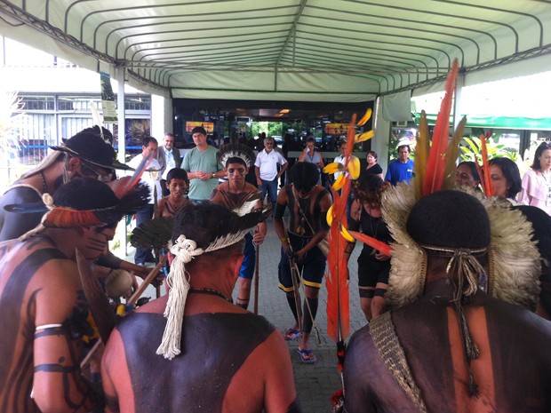 Índios fazem protesto em frente a Terracap (Foto: Willian Farias/ G1)