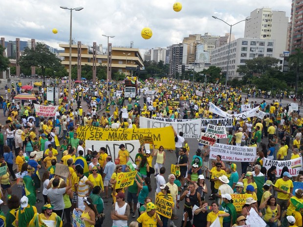 Manifestantes ocupam Praça da Estação, em Belo Horizonte (Foto: Daniela Garcia/G1)