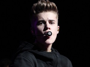 Justin Bieber faz show para emissora de rádio no Nokia Theatre, em Los Angeles, na segunda-feira (3) (Foto: Christopher Polk/AFP)