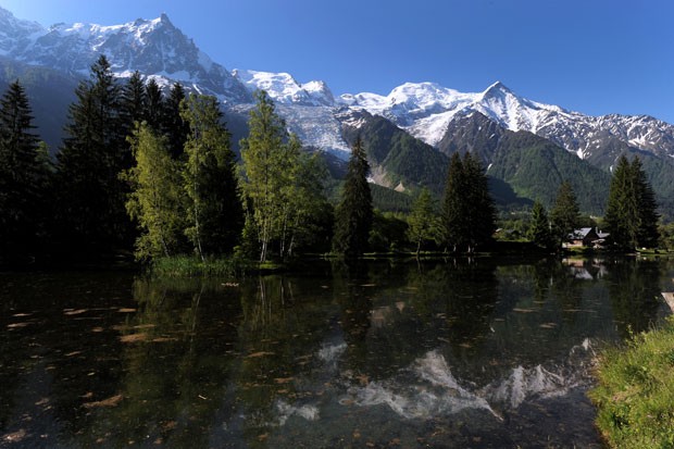Foto feita em 3 de junho em Chamonix-Mont-Blanc mostra os Alpes franceses e o lago com o Mont Blanc ao fundo (Foto: Jean-Pierre Clatot/AFP)