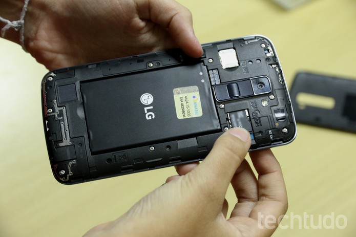 Coloque o microSD no espaço acima do SIM 1 no LG K10 (Foto: Anna Kellen Bull/TechTudo) Coloque o microSD no espaço acima do SIM 1 no LG K10 (Foto: Anna Kellen Bull/TechTudo)