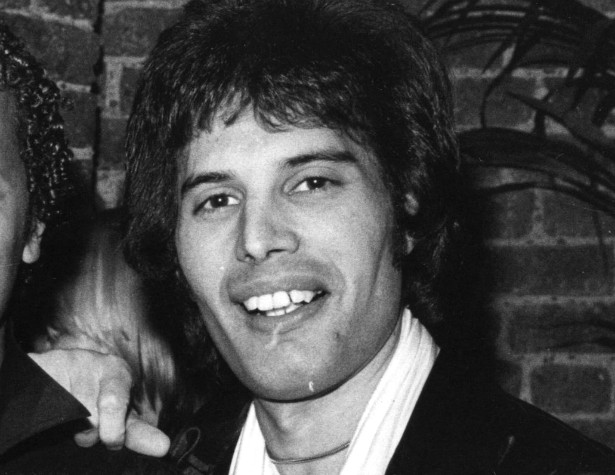 FREDDIE MERCURY — Filho de indianos, o lendário cantor se chamava Farrokh Bulsara. Adotou o nome ocidental "Freddie" no internato em que estudou. O "Mercury" veio em 1970, quando nasceu a banda Queen. (Foto: Getty Images)