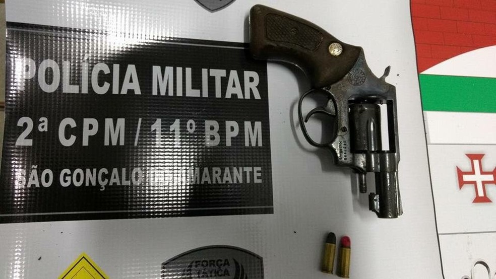 Uma arma foi apreendida com os suspeitos  (Foto: Divulgação/PM)