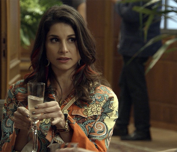 Carmela fica impressionada com ostentação de Adônis (Foto: TV Globo) Carmela fica impressionada com ostentação de Adônis (Foto: TV Globo)