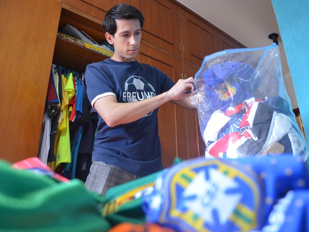 Camisas das seleções da Copa voltam para o armário após fim da Copa do Mundo (Foto: (arquivo pessoal/ Luís Corvini)) Camisas das seleções da Copa voltam para o armário após fim da Copa do Mundo (Foto: (arquivo pessoal/ Luís Corvini))
