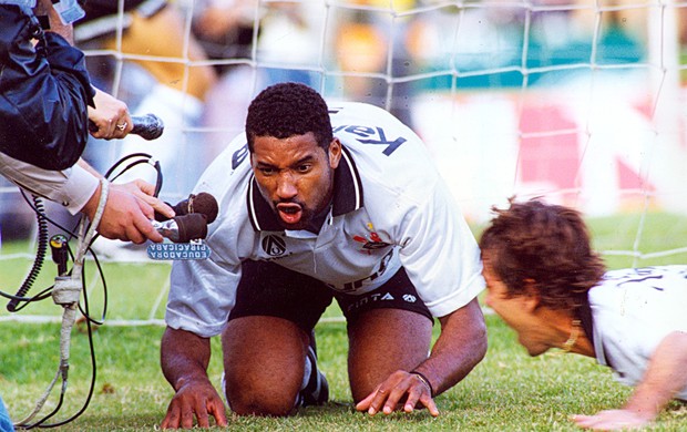 viola corinthians x palmeiras 1993 comemoração porco (Foto: Agência Estado)