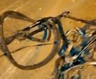 Caminhão tomba e mata ciclista na Régis, em SP (Reprodução/TV Globo)