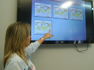 Meteorologista Marle Bandeira aponta estudo climático da Aesa (Foto: Taiguara Rangel/G1)
