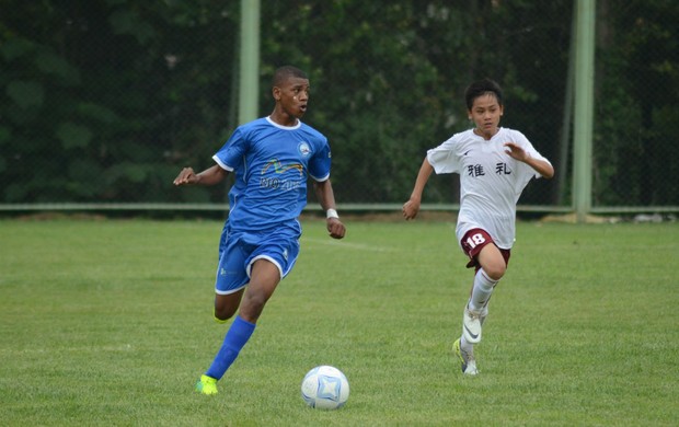 Matheus, menino que sofreu acidente, quando jogou torneio pelo Zico 10 na China (Foto: Divulgação)
