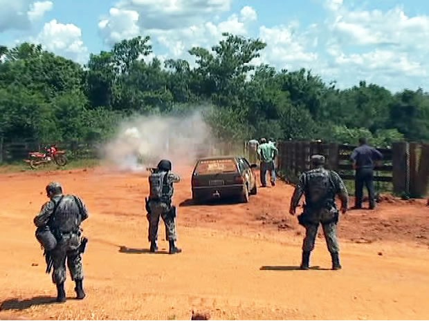 Confronto entre produtores e polícia em Maraiwatsede (Foto: Reprodução/TVCA)