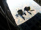 Militares treinam contra terrorismo em túnel de vento, em Goiânia