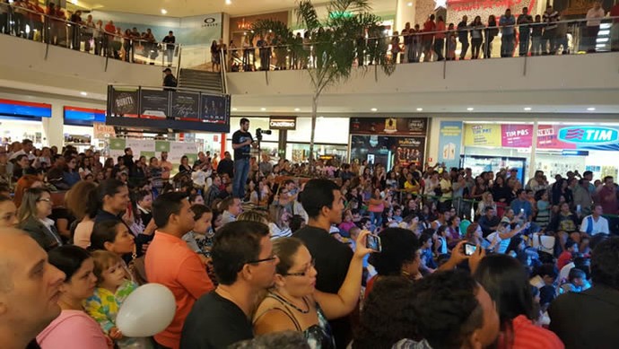 Público do Buriti Shopping se reuniu para assistir ao show de Ana Beatriz. (Foto: TV Anhanguera)