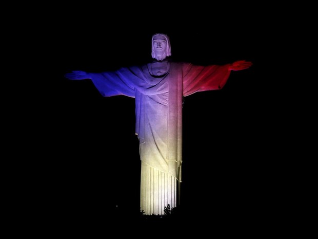 O Cristo Redentor é iluminado nas cores oficiais da França para comemorar o tradicional Dia da Bastilha e como um sinal de amizade para os atletas olímpicos franceses que participam das Olimpíadas de 2016, no Rio de Janeiro (Foto: Sergio Moraes/Reuters)